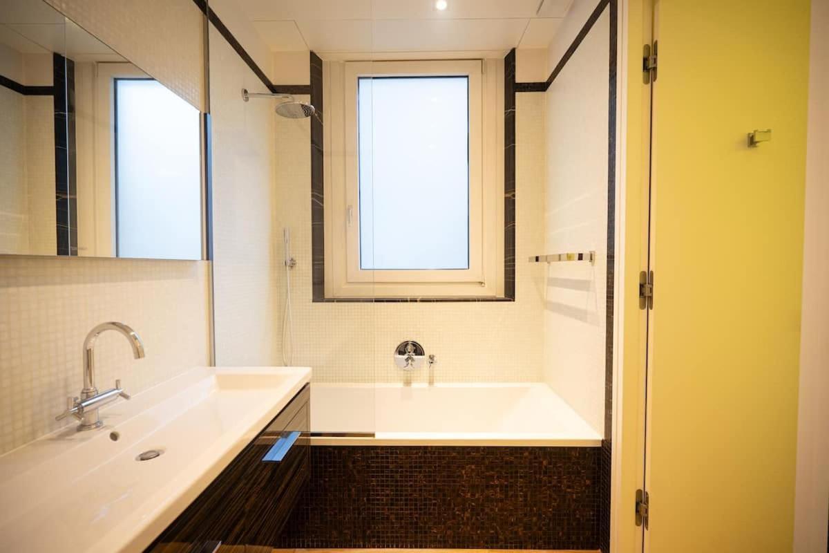 Luxury Montaigne Apartment *